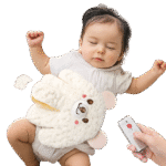 Sleeping baby lying on a soft surface with a plush bear-shaped heating pad placed on the abdomen, accompanied by a hand holding a remote control device. The heating pad features a smiling bear face and rounded paws, designed for gentle warmth and digestive comfort. Isolated on a transparent background for clean, professional presentation